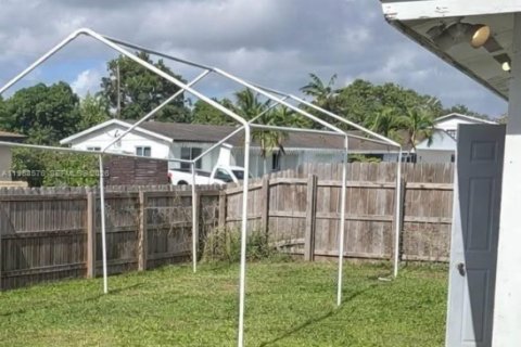 House in Miami, Florida 4 bedrooms, 157.75 sq.m. № 2009901 - photo 16