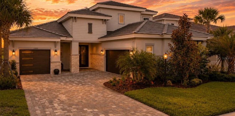 House in Bradenton, Florida 4 bedrooms, 345.32 sq.m. № 2314499