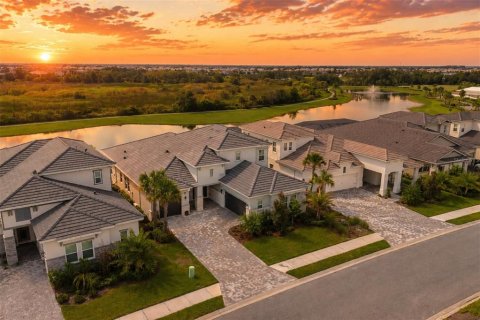 House in Bradenton, Florida 4 bedrooms, 345.32 sq.m. № 2314499 - photo 2