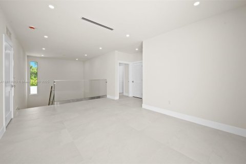 House in Miami, Florida 4 bedrooms, 327.76 sq.m. № 1766384 - photo 20