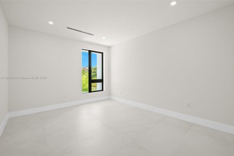 House in Miami, Florida 4 bedrooms, 327.76 sq.m. № 1766384 - photo 12