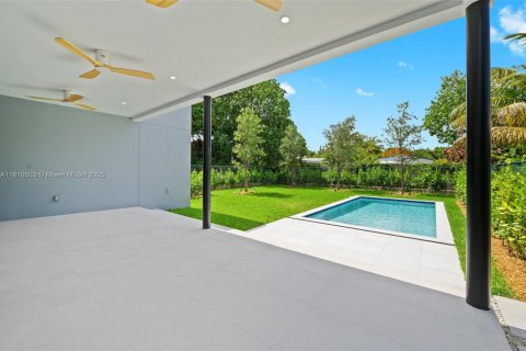 House in Miami, Florida 4 bedrooms, 327.76 sq.m. № 1766384 - photo 8