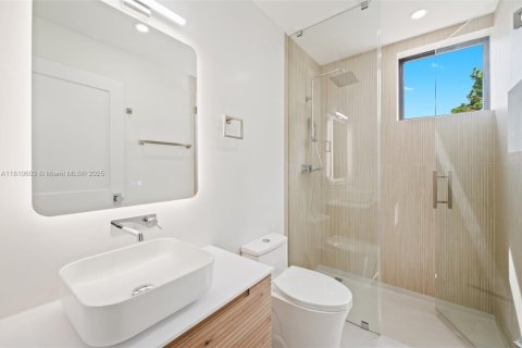 House in Miami, Florida 4 bedrooms, 327.76 sq.m. № 1766384 - photo 13