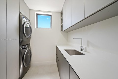 House in Miami, Florida 4 bedrooms, 327.76 sq.m. № 1766384 - photo 10
