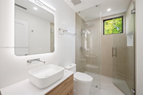 House in Miami, Florida 4 bedrooms, 327.76 sq.m. № 1766384 - photo 24