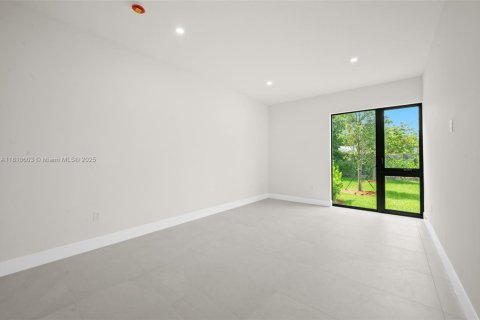 House in Miami, Florida 4 bedrooms, 327.76 sq.m. № 1766384 - photo 29