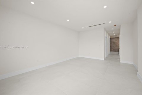 House in Miami, Florida 4 bedrooms, 327.76 sq.m. № 1766384 - photo 18