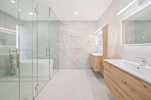 House in Miami, Florida 4 bedrooms, 327.76 sq.m. № 1766384 - photo 16