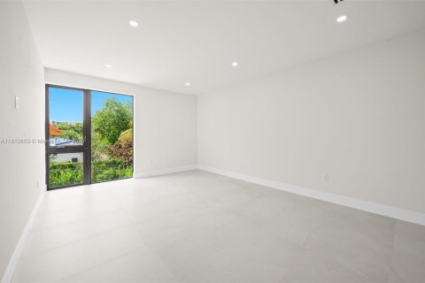 House in Miami, Florida 4 bedrooms, 327.76 sq.m. № 1766384 - photo 19