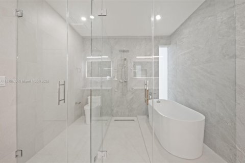 House in Miami, Florida 4 bedrooms, 327.76 sq.m. № 1766384 - photo 15