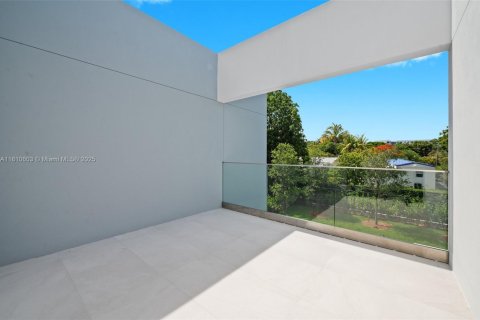 House in Miami, Florida 4 bedrooms, 327.76 sq.m. № 1766384 - photo 22
