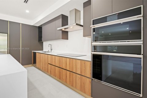 House in Miami, Florida 4 bedrooms, 327.76 sq.m. № 1766384 - photo 30
