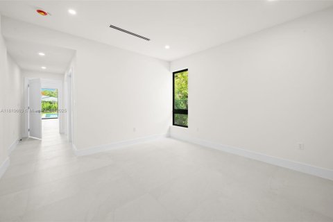 House in Miami, Florida 4 bedrooms, 327.76 sq.m. № 1766384 - photo 25