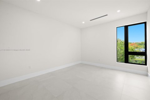 House in Miami, Florida 4 bedrooms, 327.76 sq.m. № 1766384 - photo 14