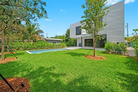 House in Miami, Florida 4 bedrooms, 327.76 sq.m. № 1766384 - photo 1