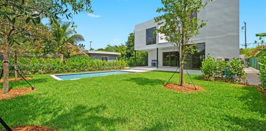 House in Miami, Florida 4 bedrooms, 327.76 sq.m. № 1766384