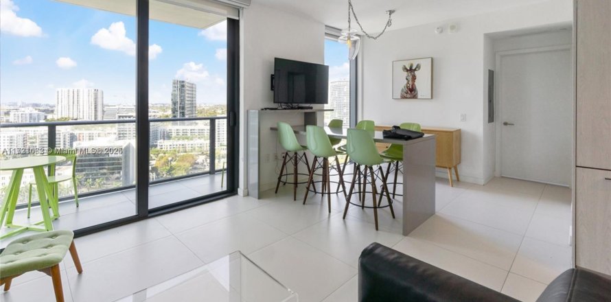 Кондоминиум с 2 спальнями в Майами, Флорида № 1984952