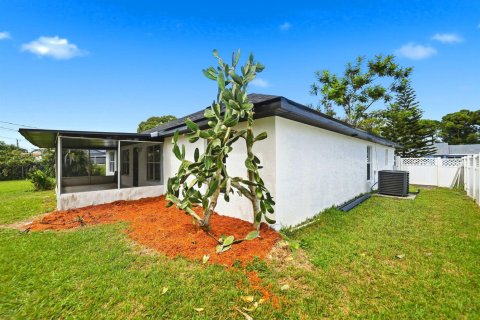 House in Port St. Lucie, Florida 4 bedrooms, 192.31 sq.m. № 2392384 - photo 6