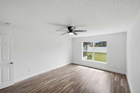 House in Port St. Lucie, Florida 4 bedrooms, 192.31 sq.m. № 2392384 - photo 27