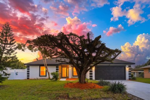 House in Port St. Lucie, Florida 4 bedrooms, 192.31 sq.m. № 2392384 - photo 2