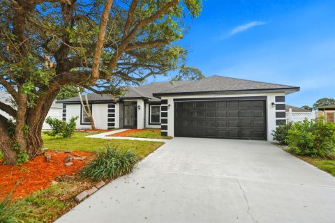 House in Port St. Lucie, Florida 4 bedrooms, 192.31 sq.m. № 2392384 - photo 3
