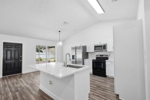 House in Port St. Lucie, Florida 4 bedrooms, 192.31 sq.m. № 2392384 - photo 15