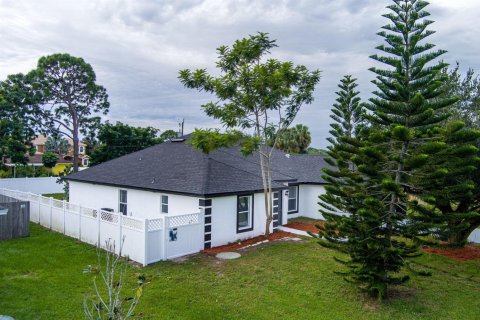 House in Port St. Lucie, Florida 4 bedrooms, 192.31 sq.m. № 2392384 - photo 4