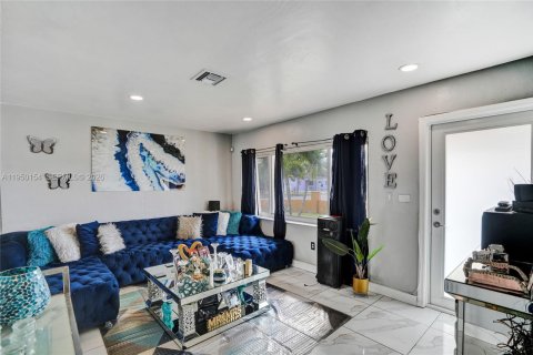 Купить виллу или дом в Майами-Гарденс, Флорида 4 спальни, 111.48м2, № 2005764 - фото 10