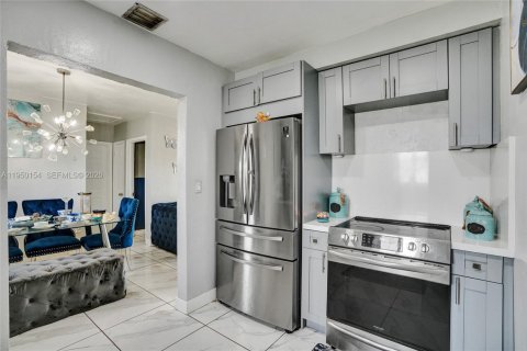 Купить виллу или дом в Майами-Гарденс, Флорида 4 спальни, 111.48м2, № 2005764 - фото 17