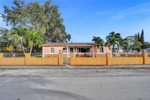 Дом в Майами-Гарденс, Флорида 4 спальни, 111.48м2 № 2005764