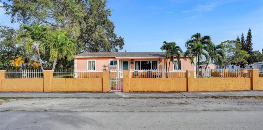 Дом в Майами-Гарденс, Флорида 4 спальни, 111.48м2 № 2005764