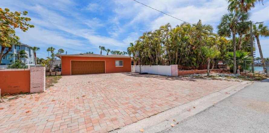 Casa en Saint Pete Beach, Florida 4 dormitorios, 271 m2 № 2195088