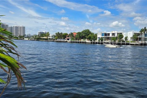 Condo in Hallandale Beach, Florida, 2 bedrooms  № 1811267 - photo 1