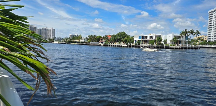Condo in Hallandale Beach, Florida, 2 bedrooms  № 1811267
