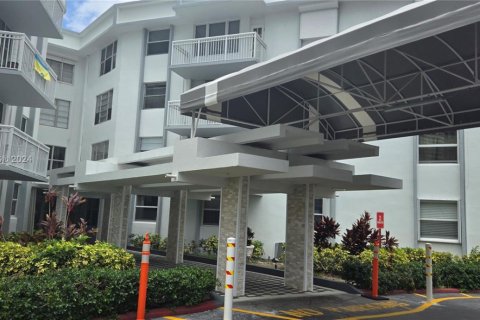 Condo in Hallandale Beach, Florida, 2 bedrooms  № 1811267 - photo 3