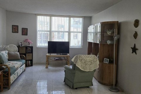 Condo in Hallandale Beach, Florida, 2 bedrooms  № 1811267 - photo 7