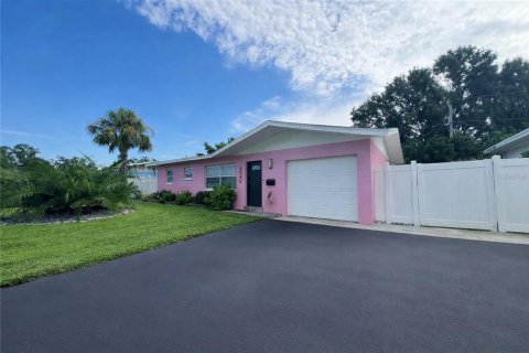 House in Saint Petersburg, Florida 2 bedrooms, 85.47 sq.m. № 2218778