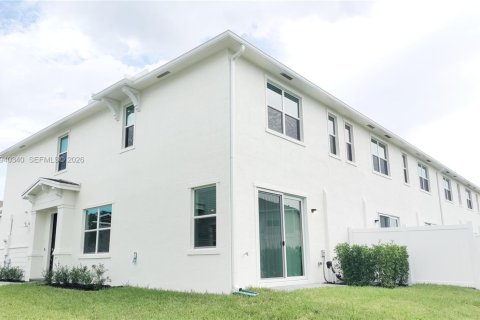 Снять в аренду таунхаус в Порт-Сент-Луси, Флорида 3 спальни, 169.08м2, № 1998165 - фото 3