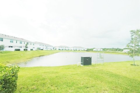 Снять в аренду таунхаус в Порт-Сент-Луси, Флорида 3 спальни, 169.08м2, № 1998165 - фото 29