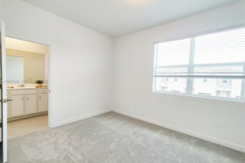 Снять в аренду таунхаус в Порт-Сент-Луси, Флорида 3 спальни, 169.08м2, № 1998165 - фото 15