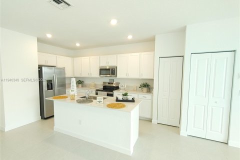 Снять в аренду таунхаус в Порт-Сент-Луси, Флорида 3 спальни, 169.08м2, № 1998165 - фото 5