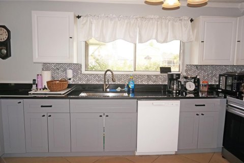House in Port Charlotte, Florida 3 bedrooms, 103.68 sq.m. № 1722896 - photo 18