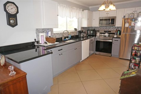 House in Port Charlotte, Florida 3 bedrooms, 103.68 sq.m. № 1722896 - photo 12