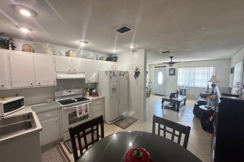 Villa ou maison à vendre à Tamarac, Floride: 2 chambres, 106 m2 № 1949165 - photo 11