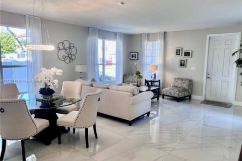 Villa ou maison à vendre à Miami, Floride: 4 chambres, 278.71 m2 № 1958384 - photo 11