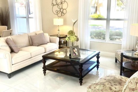 Villa ou maison à vendre à Miami, Floride: 4 chambres, 278.71 m2 № 1958384 - photo 3