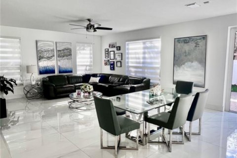 Villa ou maison à vendre à Miami, Floride: 4 chambres, 278.71 m2 № 1958384 - photo 14