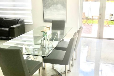 Villa ou maison à vendre à Miami, Floride: 4 chambres, 278.71 m2 № 1958384 - photo 8