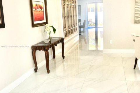 Villa ou maison à vendre à Miami, Floride: 4 chambres, 278.71 m2 № 1958384 - photo 4