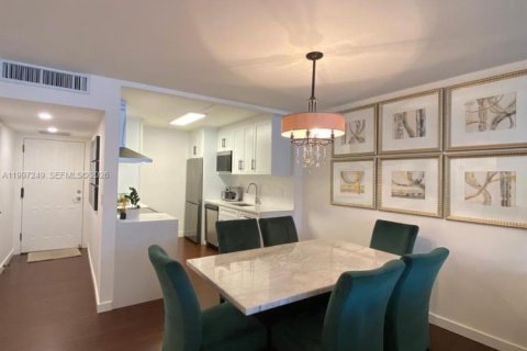 Condo in Hallandale Beach, Florida, 1 bedroom  № 2059261 - photo 6